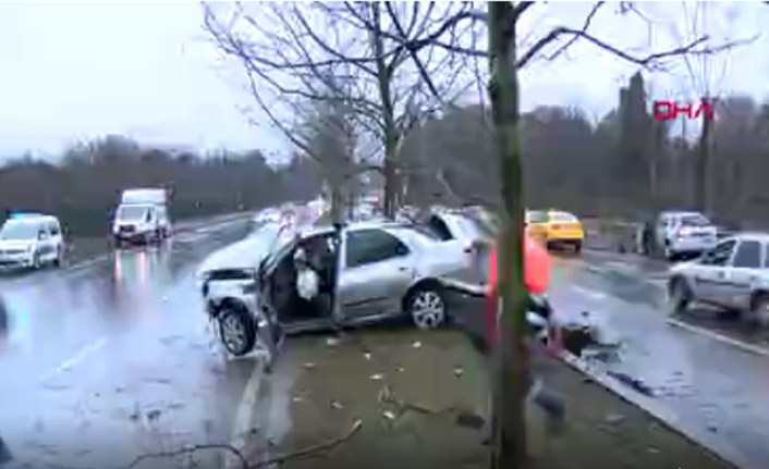 Kaza yapan aracın motoru yola uçtu