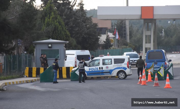 Polis memuru silahını temizlerken arkadaşını vurdu