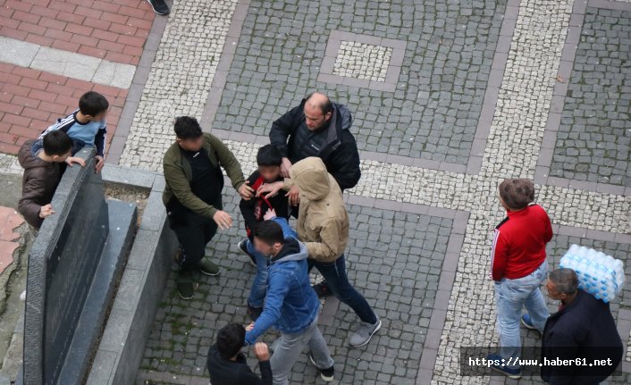 Çocukların uçan tekmeli ve yumruklu kavgası