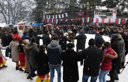 Açık havada kar yağışı altındaki güreşler büyük ilgi çekti