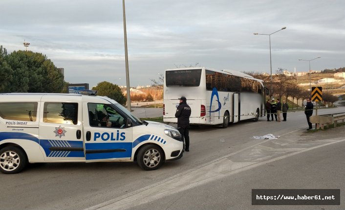 Yolcu otobüsünün altında kaldı