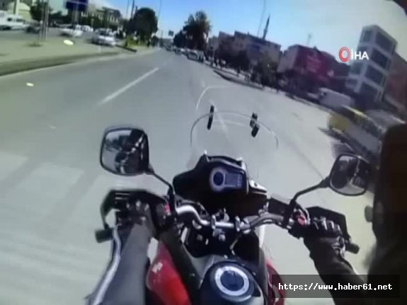 Motosikletli ani açılan kapıya böyle çarptı