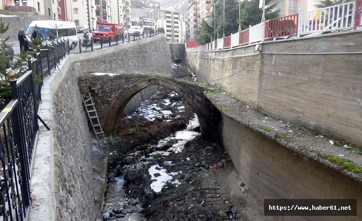 Tarihi kemer köprüde yıkılma riski