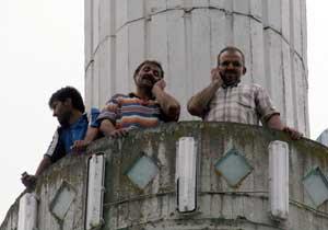 Trabzon'da Köylü Minareye Çıktı