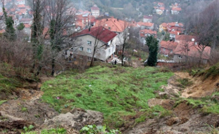 Heyelan riski evleri boşalttı