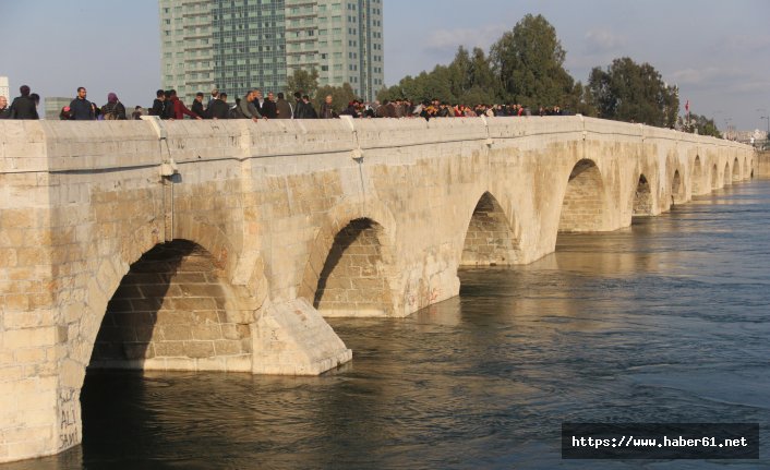  Kız çocuğu köprüden atlayıp kayboldu onlar fotoğraf çektirdi 