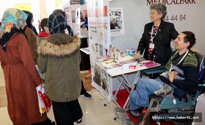 Sadece baş parmağını kullanarak 4 kitap yazdı 