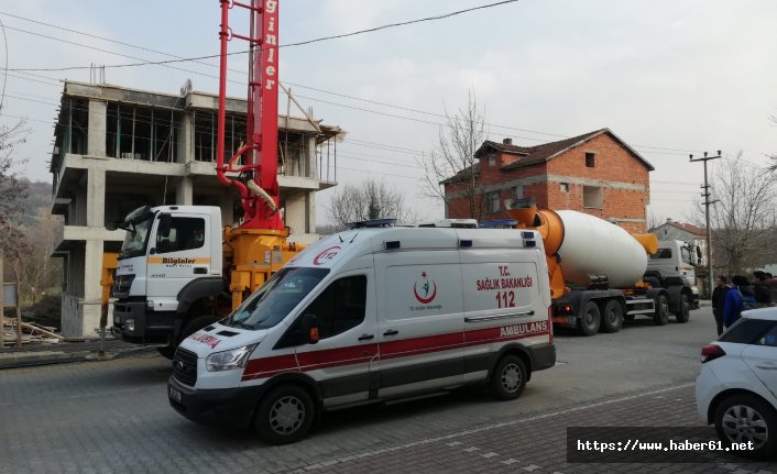 Beton mikseri elektrik direğine çarptı