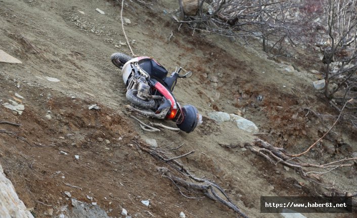 Motosiklet sürücüsü uçuruma yuvarlandı