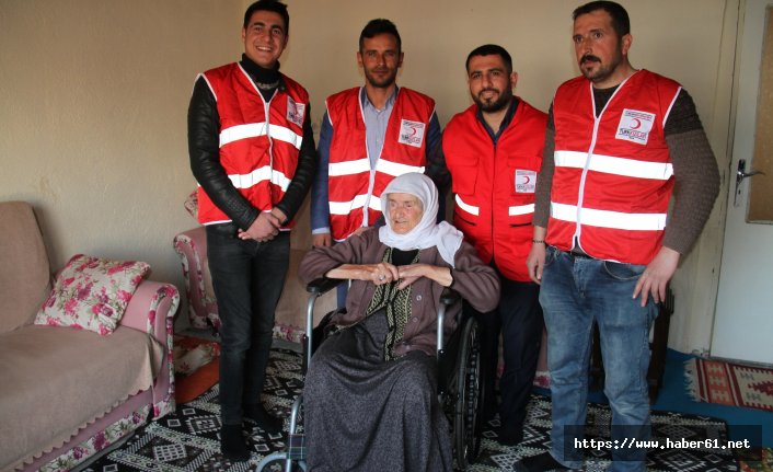 Artvinli yaşlı kadına Kızılay'dan hediye!