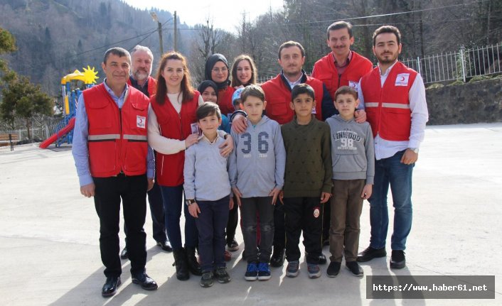 Türk Kızılayı'ndan öğrencilere hediye paketleri