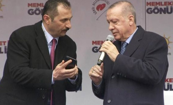 Erdoğan telefonu gördü mitinge ara verdi