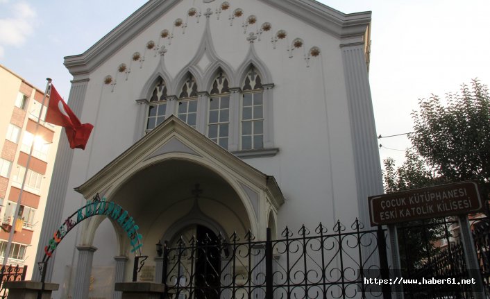 Dışı kilise içi kütüphane 