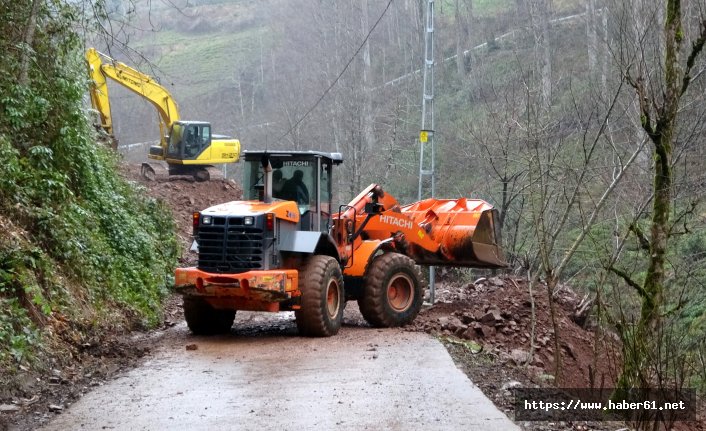 Kapanan yolu açarken yeni heyelan oldu