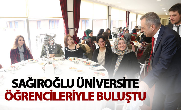 Sağıroğlu Üniversite öğrencileriyle buluştu