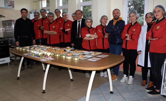 Öğrenciler, çölyak hastaları için pasta ve tatlı yapıyor