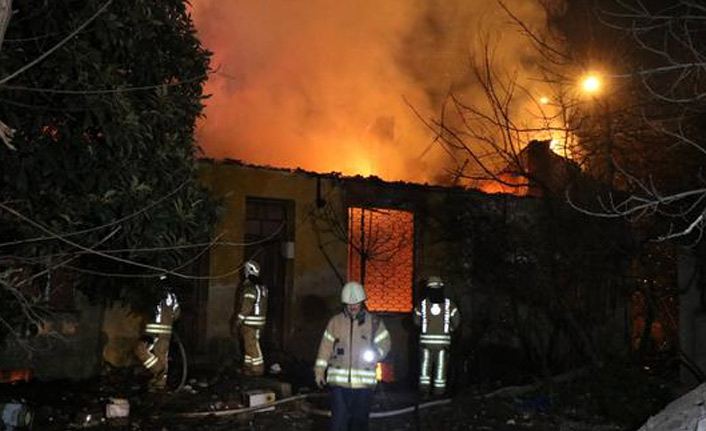 Kadıköy’de 4 metruk bina alev alev yandı