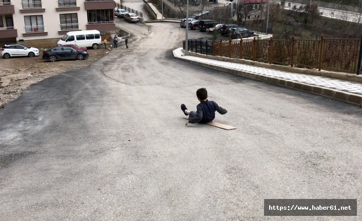 Çocuklar asfaltı eğlenceye çevirdi