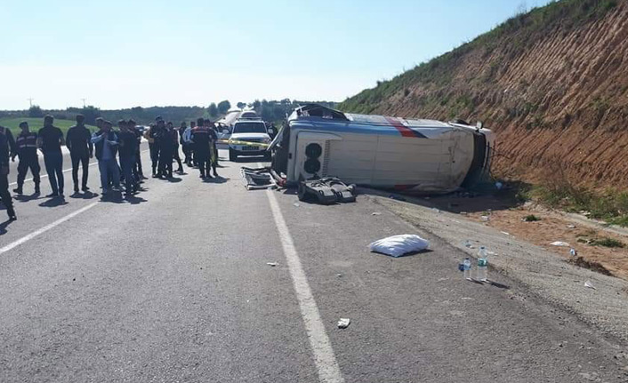 Adana’da seçim midibüsü devrildi: 15 yaralı