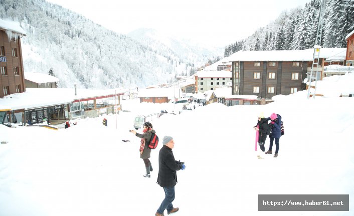 Karadeniz’de bahar karı, yolları kapattı