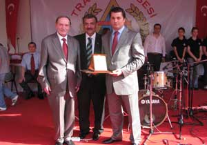 Aytekin'e T. Lisesinden plaket