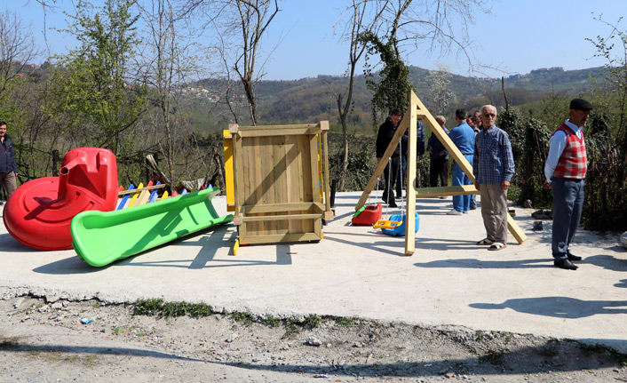 Seçimi kaybeden muhtarın çocuk parkını sökmesine tepki