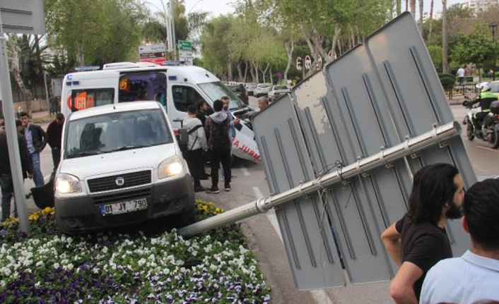 Adana'da trafik kazası! Ambulans...