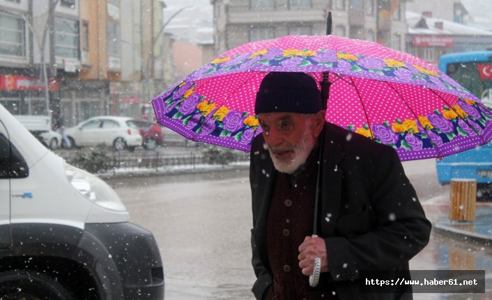 Bayburt'ta ilk baharda karın etkisi sürüyor