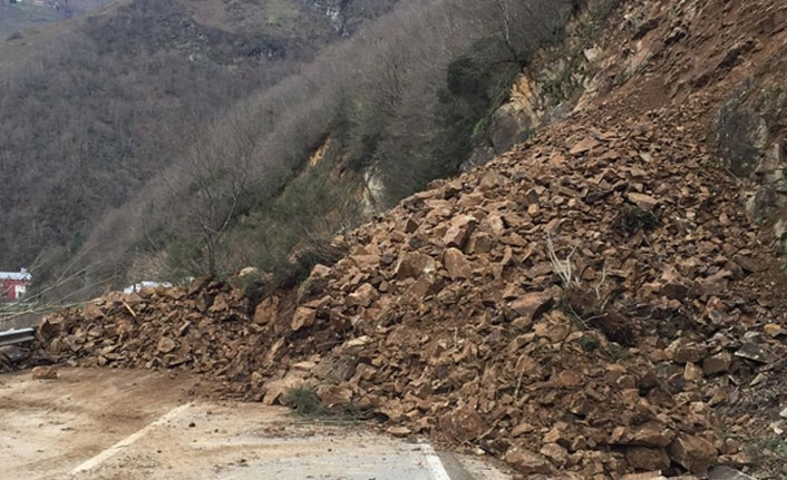 Giresun kara yolunda heyelan!