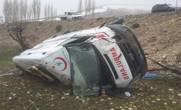 Karaman'da hasta sevkinden dönen ambulans şarampole devrildi: 3 yaralı