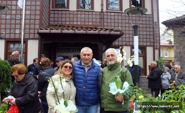 Rize'de Belediye başkanı gönderilen çiçekleri bursa çevirdi