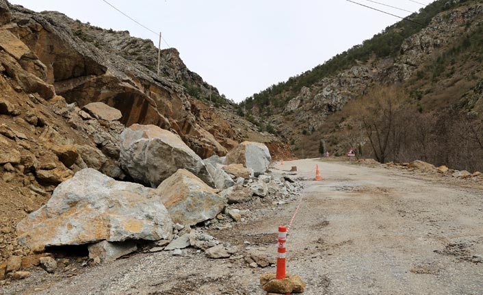 Karla mücadeleden sonra 'taşla' mücadele başladı.