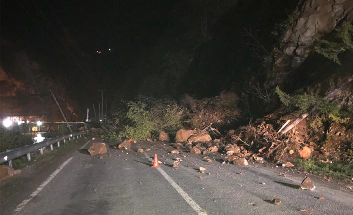 Giresun’da heyelan: Karayolu trafiğe kapandı