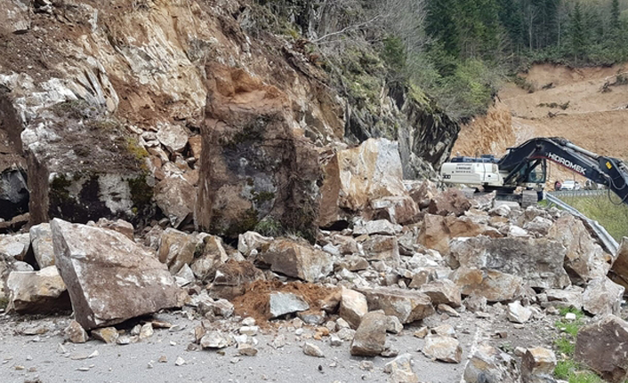 Giresun'da heyelan nedeniyle kapanan yol açıldı