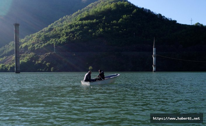 Su altında kalan minareye sandalla ziyaret