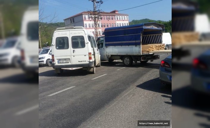 Ordu’nun Fatsa ilçesinde kamyonetle minibüsün çarpıştığı trafik kazasında 8 kişi yaralandı.