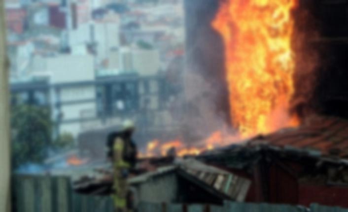 Beyoğlu'nda korkutan yangın!