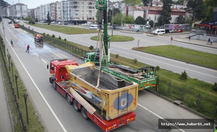 Damperi açılan hafriyat kamyonu üst geçide çarptı