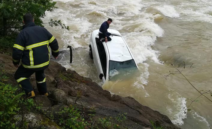 Dereye uçan otomobilin üstünde bekledi