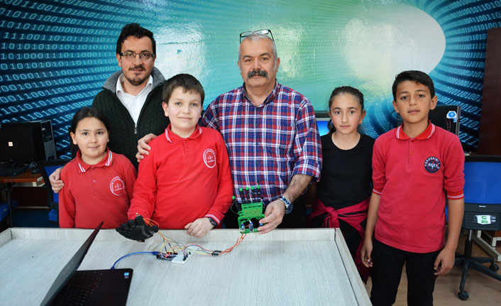 İlköğretim okulu öğrencileri robot el yaptı!