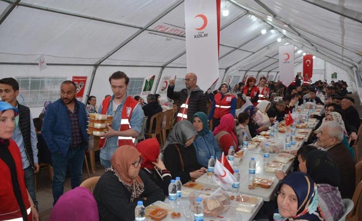 Kızılay'dan 500 kişiye iftar