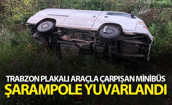 Trabzon plakalı araçla çarpışan minibüs şarampole yuvarlandı