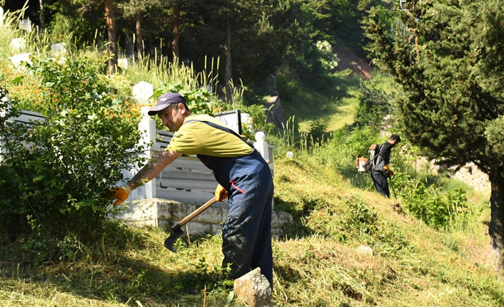 Artvin'de mezarlıklar bayrama hazırlanıyor