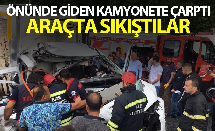 Önünde giden kamyonete çarptı - Araçta sıkıştılar