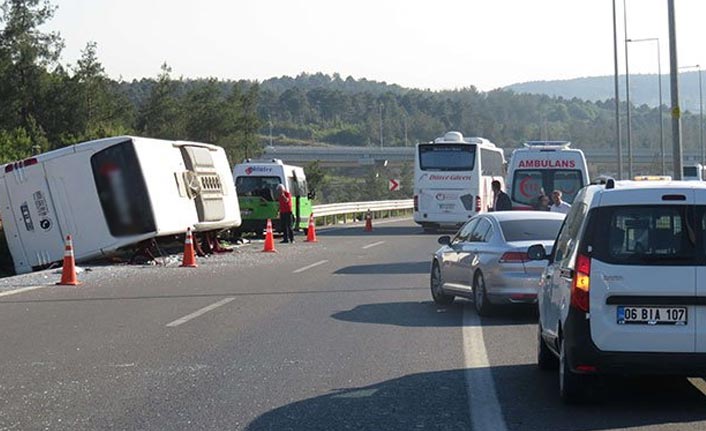 Otobüs ile otomobil çarpıştı - 1 Ölü 15 yaralı