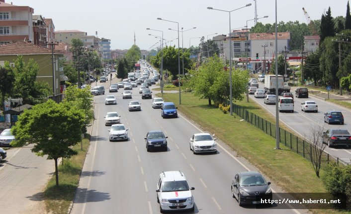 Karadeniz sahil yolunda bayram yoğunluğu