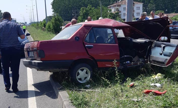 Otomobil aydınlatma direğine çarptı: 2 yaralı