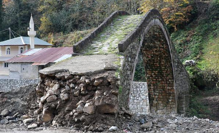 Tarihi köprünün kaderine terk edilmesine tepki