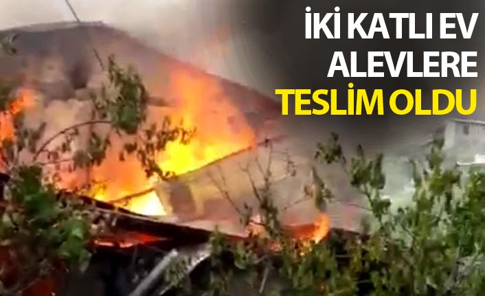 İki katlı ev alevlere teslim oldu