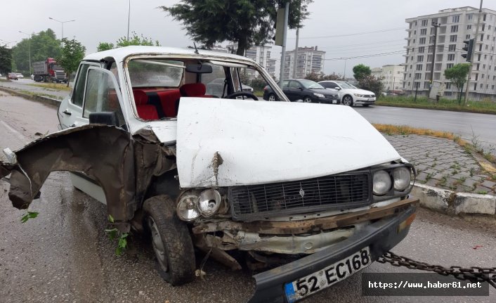 Otomobil otogarın çevre duvarına çarptı